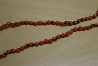 Halsband av tvåfärgade bönor, rött och lite svart.